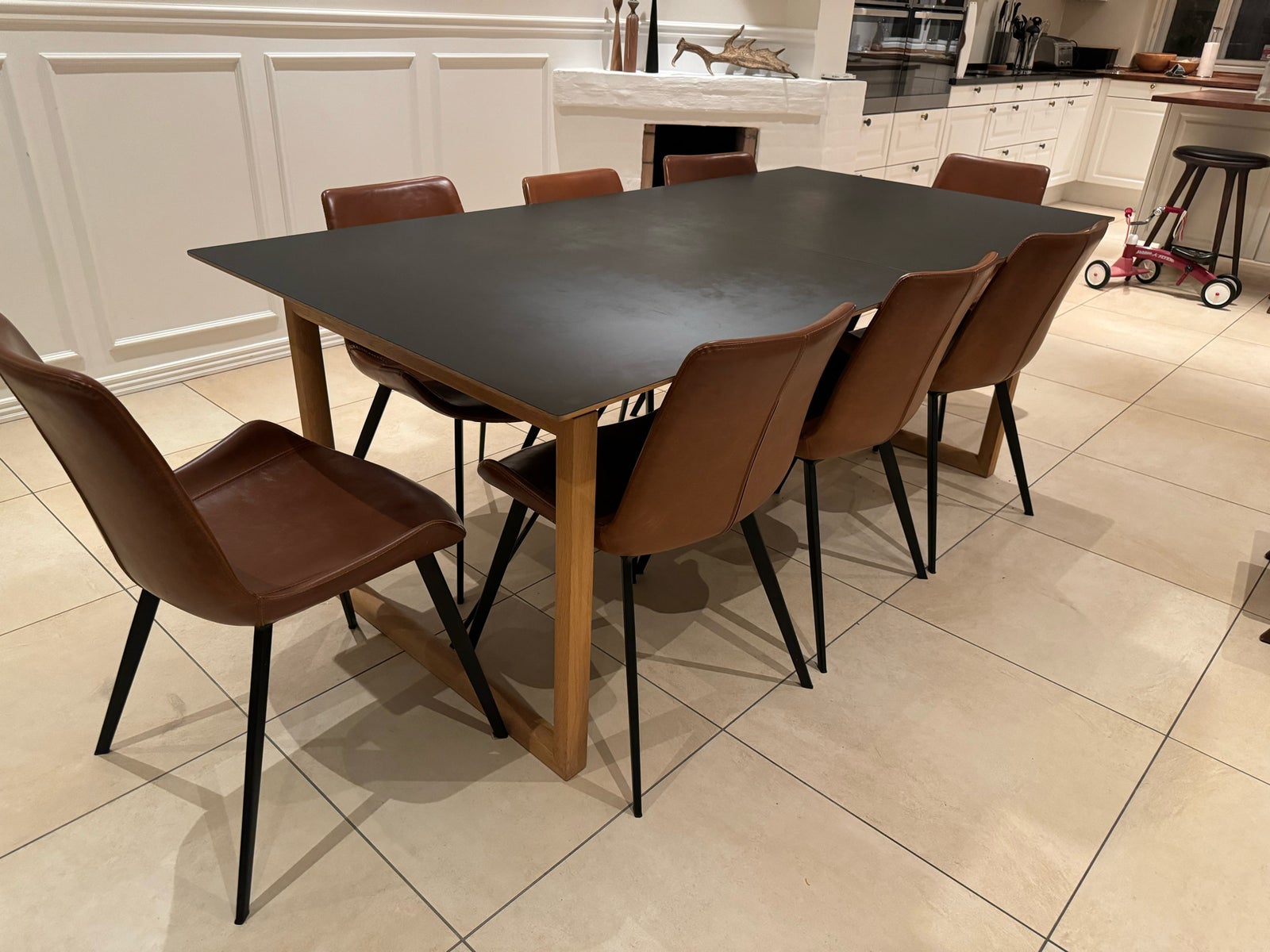 Flot spisebord i bøg/sort linoleum med 8 stole