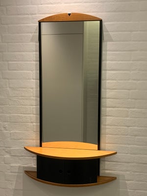 Entrespejl, Flot spejl med lukket hylde med skydelåger i sort metal under spejlet. Str.: højde 118 c