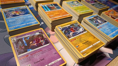 Samlekort, Pokemon, Bunker med 100 pokemonkort, alle originale og i stand som nye. Kortene er overve