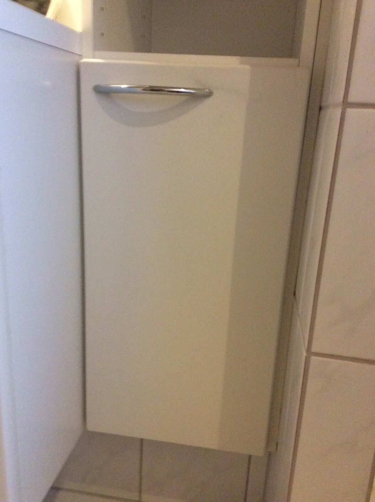 KØBES: HTH Soft låge til badeværelse. H 57,0 cm - B 29,5 cm - 2 cm. Badeværelset er fra 2001. dba.dk – Køb og Salg af Nyt Brugt
