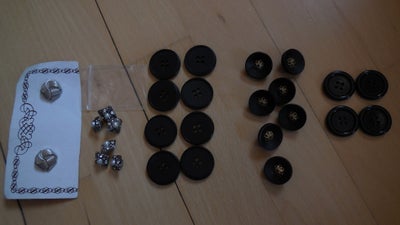 Knapper, 2 "sølv" knapper diam. 2 cm - kr. 5,-
6 små "sølv" knapper diam. 11 mm - kr. 10,-
8 store s