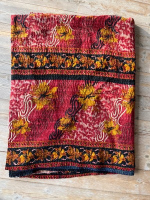 Indisk tæppe af sarier, Helt nyt tæppe syet af sarier. Det er ubrugt. Måler 140 - 200 cm købt i Indi
