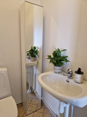Badeværelsesskab, Fint hvidt badeværelsesskab med spejl i lågen.  Måler 179,5 cm i højden, 19 cm i d