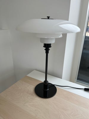 Skrivebordslampe, Louis Poulsen, PH 3/2 i sort metal med hvid (opal) skærm i glas. 
Nypris 7200