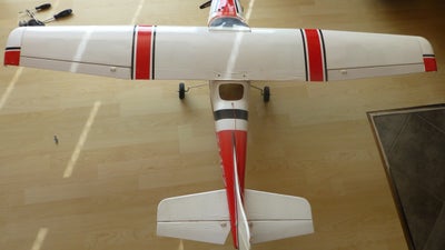 Fjernstyret fly, 3 stk modelfly, 3 stk modelfly sælges samlet
De 2 hvide har mindre skader

Graupner