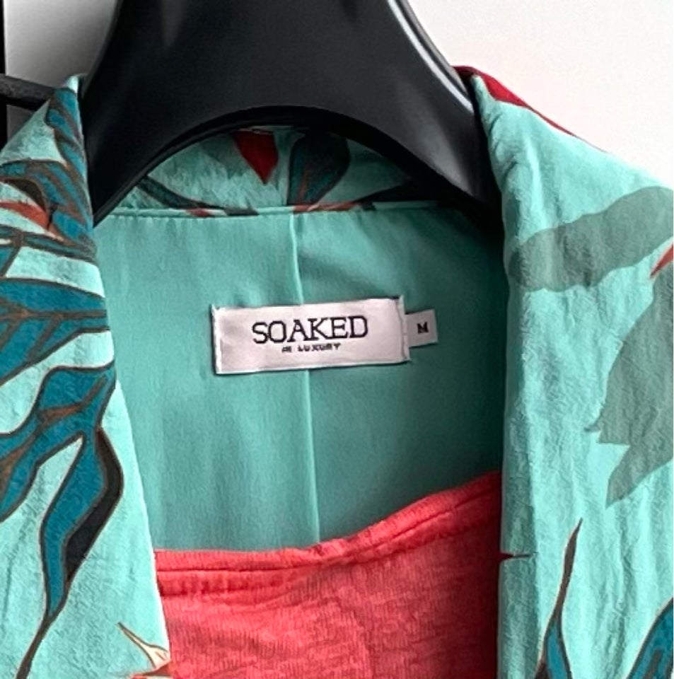 Blazer, str. 38, Soaked in luxury