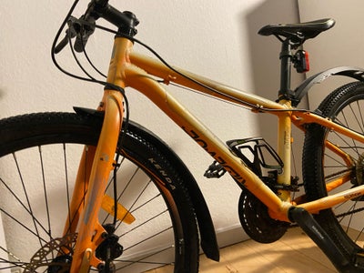 Drengecykel, mountainbike, 24 tommer hjul, 8 gear, Virkeligt fin drengecykel på god dæk. 

En cykel 