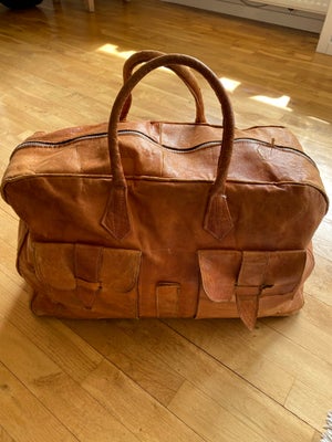 Weekendtaske, Ægte læder, b: 50 l: 20 h: 30, Lædertaske med smuk patina. To lommer på den ene side, 
