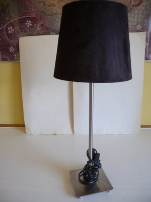 Lampe, Bilka, Nydelig bordlampe i stål med sort velour skærm højde incl. lampeskærm 50 cm. ser helt 