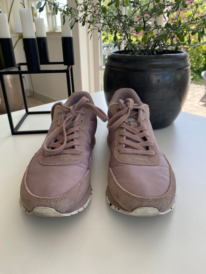 Sneakers, str. 39, Woden