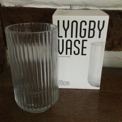 Glas, Flot 20 cm vase, Rillet glasvase fra Lyngby Glas. 

Kan bruges til fyrfadslys, står der på den