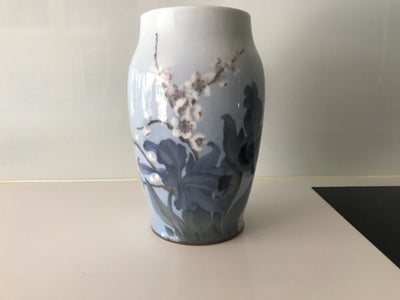 Vase, Royal Copenhagen vase,  med smukt blomstermotiv, Royal Copenhagen (B&G), Vase med smukt blomst