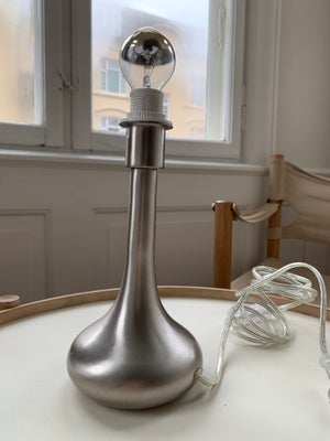 Lampe, Flot ældre bordlampe i krom.   

Lampen er 25 cm høj og måler 12 cm i diameter nederst.   

L