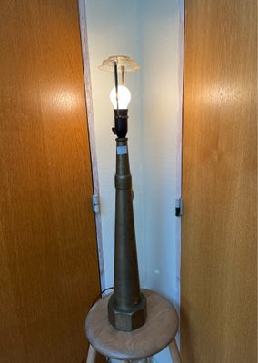 Lampe, Messing Lampefod / gulvlampe / bordlampe, sælges uden uden pære og uden lampeskærm.
Spændende