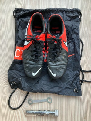 Fodboldstøvler, Gammel topmodel fra Nike! Model CTR360 Maestri III med jernknopper (nye og ubrugte m