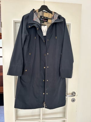 Trenchcoat, str. 38, Barbour,  Marineblå,  Ubrugt, Super flot frakke, helt ny. 

Ny pris 4000 kr 