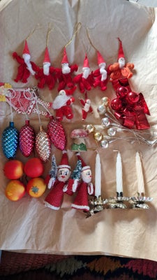Julepynt lot, Gammel nostalgisk julepynt: 4 kogler(plastik) 4 vstæbler, 3 snoede lys med holder, rød