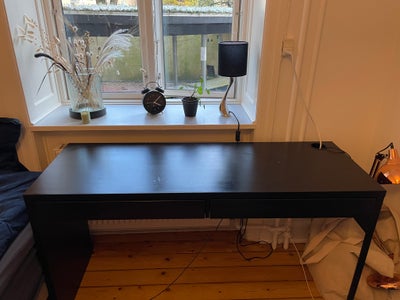 Skrivebord, Ikea, b: 50 d: 142 h: 75, Skrivebord fra Ikea med lidt ridser i, og med en lidt løs skuf