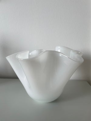 Glas, Vase, Hvid, 
Elegant hvid glasvase.
Højde 17 cm. Bredde 23 cm.
Perfekt stand.