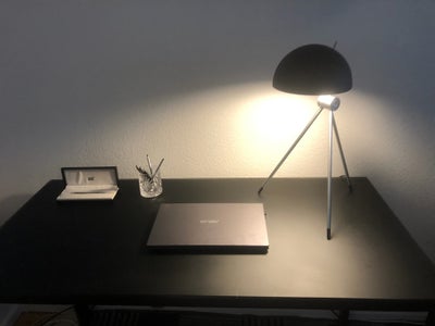 Anden bordlampe, Fritz Hansen 
Vejledende pris: 3699,00 kr.

Små brugsspor, på 'højre bagerste side'