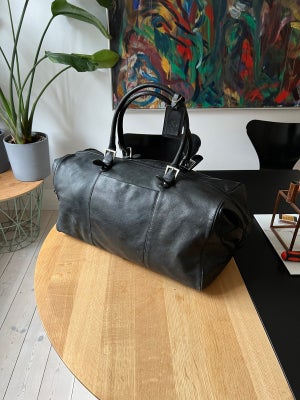 Weekendtaske, b: 50 l: 30 h: 25, Black leather weekend bag in lightly used condition (see photos).
5