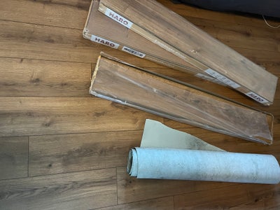 laminat, eg, Laminat gulv + underlag. “Oak Bari Nature.”
2 uåbnede pakker, hver med 7 laminatplader,