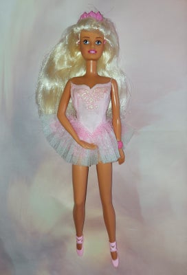 Barbie, Pirouette Sindy dukke fra 1995, Denne retro dukke er i brugt ren stand:) 

Tjek også mine an