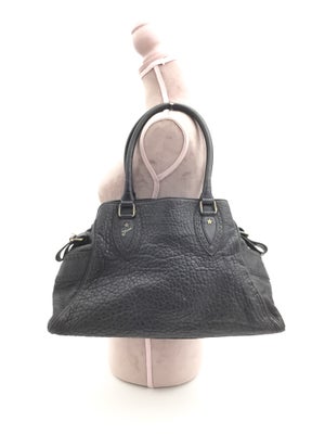 Håndtaske, Fendi, Sort læder skuldertaske fra Fendi. MÅL: 38 × 23 × 15 cm. Har slid i hjørnerne (se 
