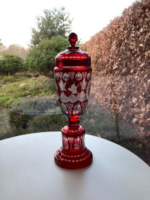 Glas, Glas med låg, i smukt rødt bøhmisk glas med slibninger. Højde 28 cm. Formentlig fra 1930'erne.