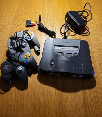 Nintendo 64, God, Jeg sælger denne Nintendo 64 med 2 controllere og tilhørende kabler. 
Nintendoen e