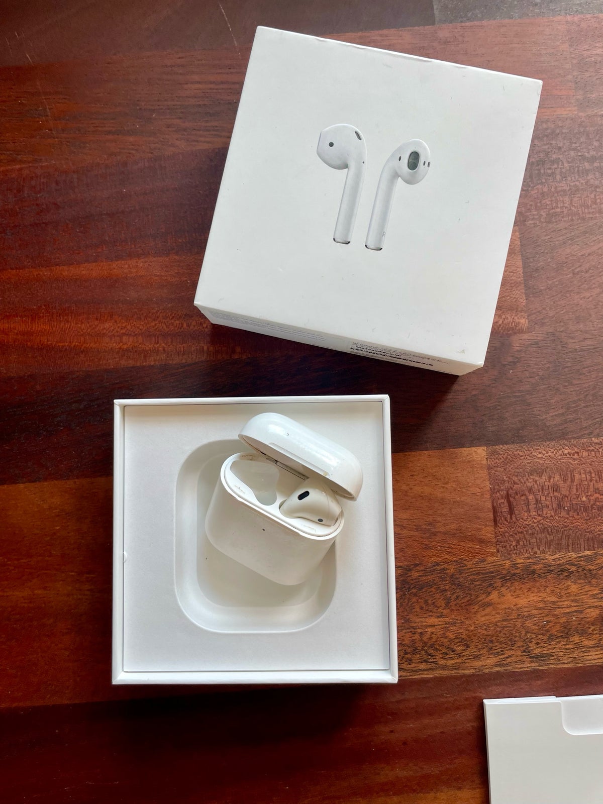 in-ear hovedtelefoner, Apple, AirPods charging case