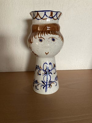 Vase/Potte dame , Pauu Nyhuus, Skøn pottedame ca 18 cm høj. Et par små hak i kant under neden. Se bi