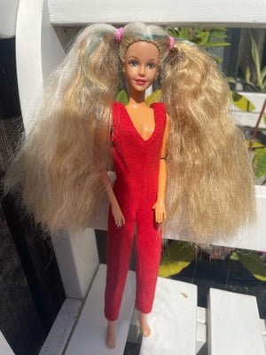 Barbie, Barbie dukke MATTEL, Sød Barbie med rigtig langt hår i 3 farver har et par skavanker mangler