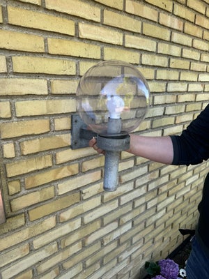 Væglampe, 2 originale 70’er lamper (fakkellamper). Den stålfarvede har svagt Rosa glas den sorte sva