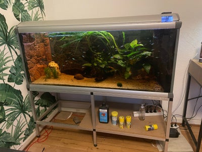 Akvarium, 340 liter, Ønsker at bytte dette til en lille reol med 2 ell 3 akvarier. Skal have hmf sam