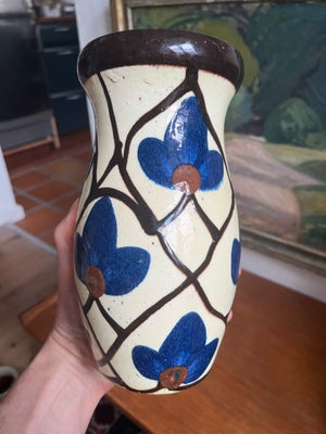Skønvirkevase, Smuk skønvirke-vase i keramik. Dansk værksted ca. 1920. God stand - enkelte medfødte 