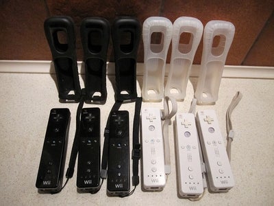 Nintendo Wii, Remote / controller (hvid / sort), Perfekt, 

- Original Wii controller m/gummiholder 