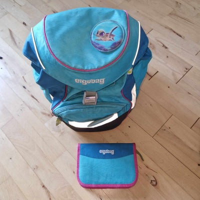 Skoletaske, Ergobag skoletaske med justerbar ryg så tasken kan passe i flere klassetrin.
Fra hjem ud