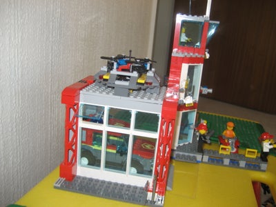 Lego City, 60215 Brandstation, Brandstation med drone, vandscooter, indsatsleders bil, samt 4 figure