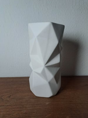 Retro vase, Flot høj origami cylinder vase. 24,5 cm.
I hvid mat glasur.