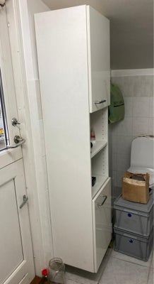 Badeværelsesskab, HTH, Et hvid badeværelsesskab til væg (uden ben) i godt tilstand.
Var brugt i tør 