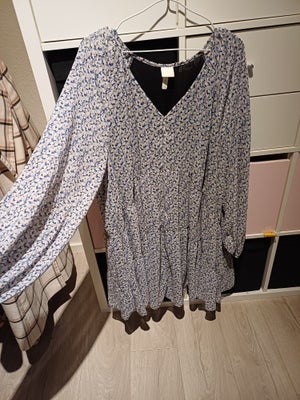 Blusekjole, H&M, str. XL,  Blå,  Polyester,  Næsten som ny, Super flot blomster kjole med gennemsigt