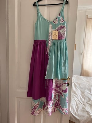 Sommerkjole, Stine Goya, str. M,  blå, lilla, hvid,  silke,  Ubrugt, Helt ny kjole med stropper fra 