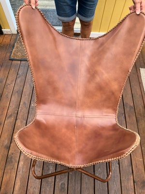 Læderlænestol, læder, Fin læderstol i brun. Den trænger til en kærlig hånd. Se billeder.Den skal hen