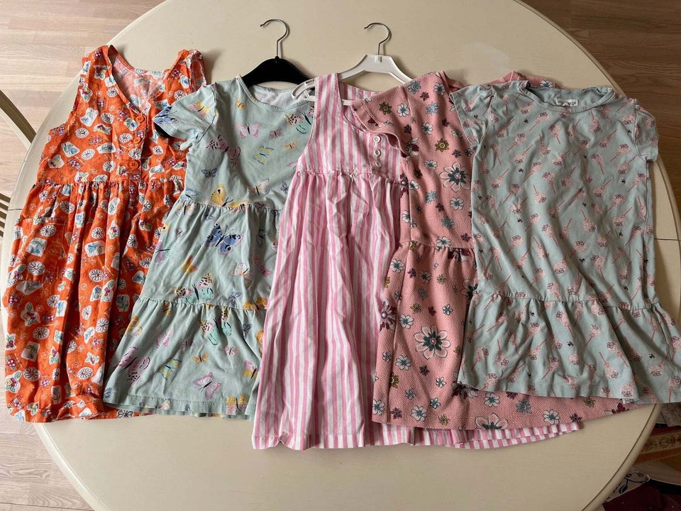 Blandet tøj, sommerpakke ca. 7 år, 5 kjoler