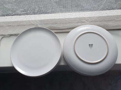 Porcelæn, Tallerkener , Ikea, 
Hvide middags tallerkener. 
27x27 cm.
 Ikea.
 6 stk ialt. 

Sælges sa