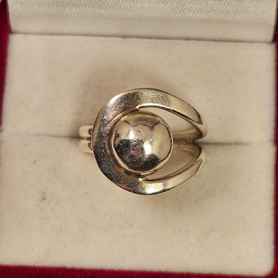 Fingerring, sølv, Med sølvperle, Sølv ring.
Perlen måler 1 cm i diameter og hele ringsmykket måler 1