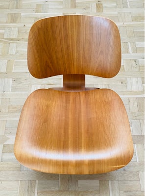 Eames, LCW, Stol, Herman Miller Eames Plywood Lounge Chair
   LCW | P.LCW-WALNUT | Valnød | små brug