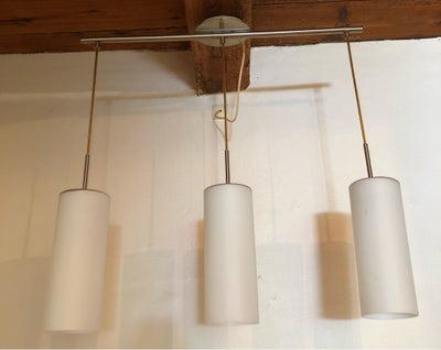 Anden loftslampe, Troy 3, Lys op dit hjem med disse smukke Troy 3 lamper til salg! 

Mål:

Længde: 1