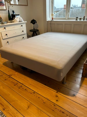Boxmadras, Ikea “Sultan”, b: 160 l: 200 h: 40, Gæsteseng i målene 160x200 cm med ben i børstet stål 
